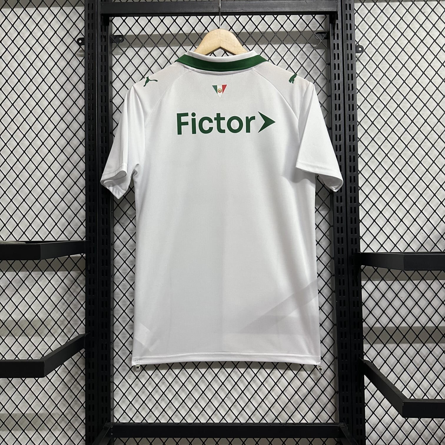 Costas da camisa branca do Palmeiras